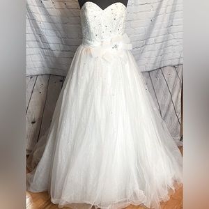 Fairytale Weddings Alfred Angelo Ivory Cinderella Ballgown Wedding Dress Size 10